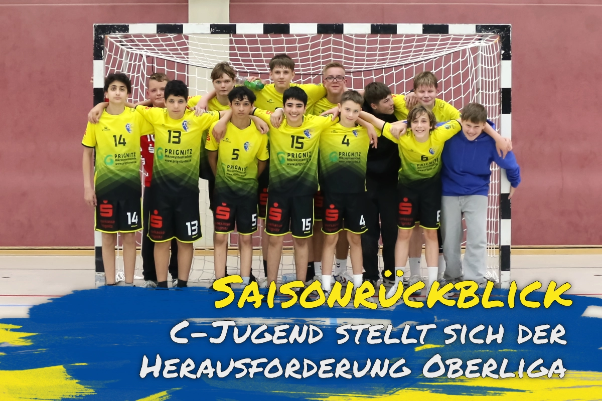 Beitragsbild mit Link zum Saisonrückblick der C-Jugend in der Saison 2025/2026, Team steht umarmt im Handballtor in zwei Reihen und schaut freudig in die Kamera